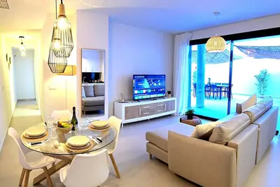 Image de Appartement Luxe 2 Chambres avec Jacuzzi, Patio et Parking à 1km de la Plage