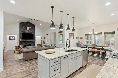 Image de Elegant Rock Creek Abode