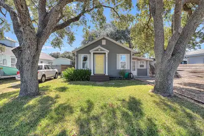 Image de Charming Coastal Home nestled in downtown Rockport. Super close to the water!