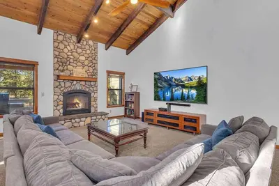 Image de Hot tub, large home, includes sharc, family friendly, ping pong, a premier Sunriver Retreat