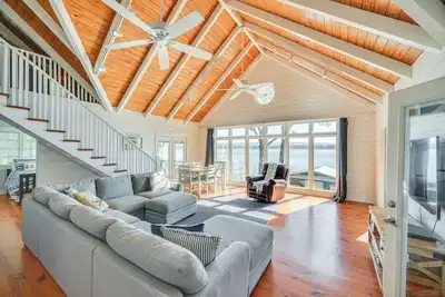 Dock + Panoramic Views: Guntersville Lake Retreat!