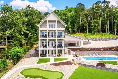 Image de Luxe 8br Lakefront Home, Private Pool, Hot Tub, Gameroom, Putting Green, Firepit