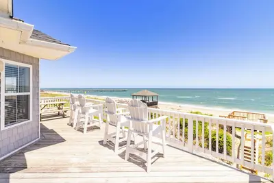 Image de Stunning oceanfront Nags Head vacation home with elevator!