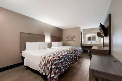 Image de Family-friendly Room w/ Free Cable, Modern Furnishings, & Cozy Atmosphere