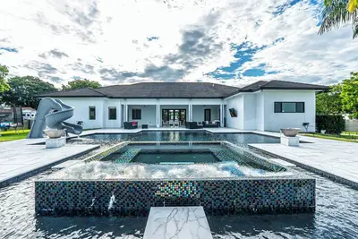 Image de Luxe 5 Br Estate on 2. 5 Acres with Saltwater Pool