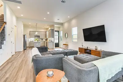 Image de 5 Mi to Nrg Stadium: Updated Home w/ Patio