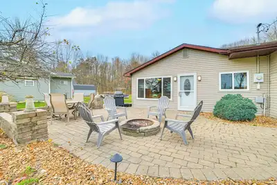 Image de Steps to Long Lake: Cabin w/ Patio in Harrison!