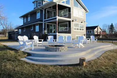 Image de Luxury Bayfront Home with Kayaks & Lambeau Views