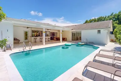 Image de Villa Shapira 6 Bedroom Designer Home With Heated Pool