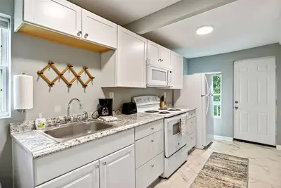 Image de Pensacola Baptist Hospital 2 Bedroom Apartment