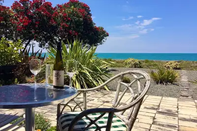 Image de Walk on Waterfront & big views define this newly renovated Beach House. Pets Ok
