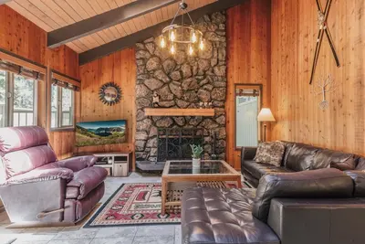 Image de The Bear Cabin: 5min walk to village & 12 Sharc passes, Ev charger