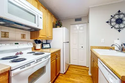 Image de Charming townhouse offers a cozy retreat with stunning mountain views.