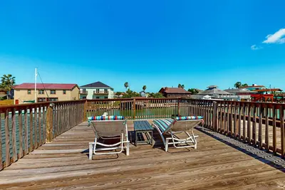 Image de Quiet 3 bedroom home with water views, dock & private gas grill