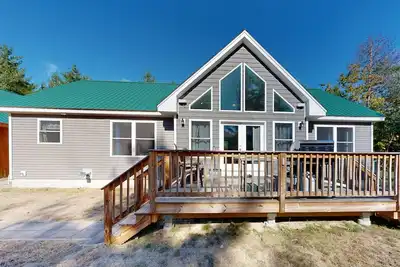 Image de Charming House with Cozy Living Spaces and Outdoor Bbq Deck
