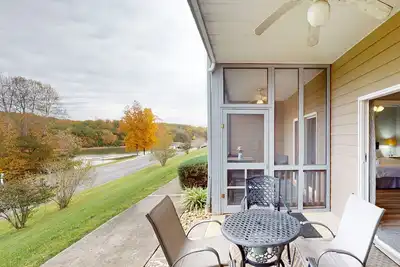 Image de Spacious condo with on-site pools, sandy beach, sports courts, & golf