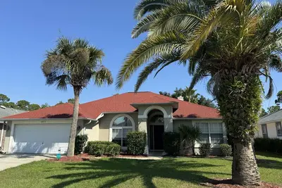 Image de Single-level home with fenced yard, private pool & washer/dryer