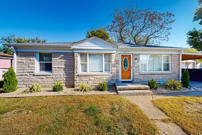 Image de Cute family home with private enclosed back yard, deck and game room