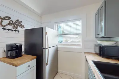 Image de Beautiful dog-friendly beachside home with private hot tub, across from beach