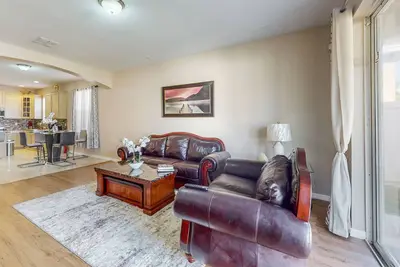Image de Luxurious home, spacious, private backyard & washer\/dryer