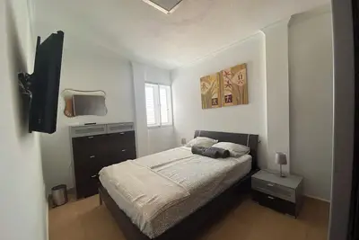 Large, fully equipped apartment in a quiet and trendy area by the sea.