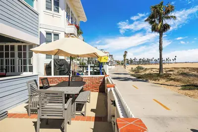 Image de Stunning Beachfront Home in Prime Newport Location