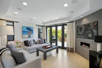 Image de Poinsettia Palms | Chic & Luxe Patio Near Beach