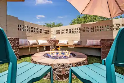 Image de 5br Sleeps 10 Hot Tub Fire Pit Games & Walk to Asu