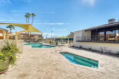 Image de 2br Sleeps 6 Pool Bbq Gym Hot Tub & Bar Hopping!