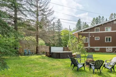 Image de Laura : Rustic comfort in Val-David, with spa & fire pit