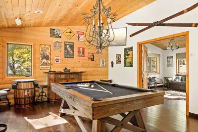 Image de Summit Pine Lodge – 2 Minutes to Snow Summit!