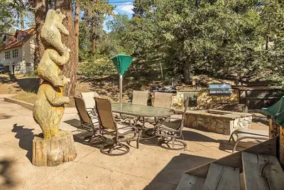 Image de Whispering Pines | Walk to Bear Mountain!