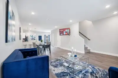 Image de Waiting to Excell: Modern Comfort Off Excell Rd in Sango