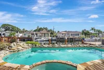 Image de Waterfront Villa – Private Pool!