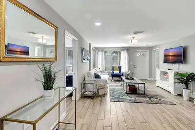 Image de Fully Updated Home Sleeps 8 – 5 Min to the Beach!