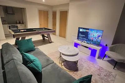 Modern Spacious Apartment|Ps5+Pool Table+50\"Tv
