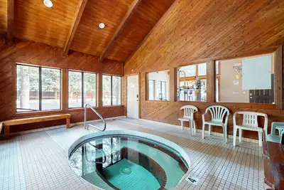 Image de Peaceful condo with patio, pool\/hot tub, gym, and fireplace