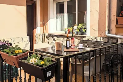 Image de Peaceful 4-bedroom holiday home nestled between green mountains and beaches.