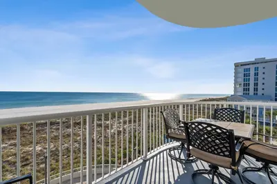 Image de Beachfront Spanish Key 307 | Steps from Flora Bama | Pools, Hot Tub, Gym & More!