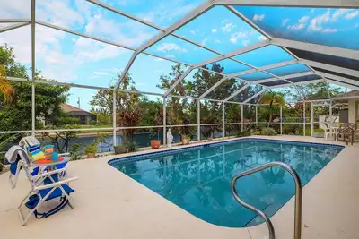 Image de Villa Dolly - Electric-heated pool home w/foosball table! - Swfl Rentals