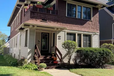 Image de 3-bedroom house near Lake Michigan in charming Shorewood. Family & Pet friendly