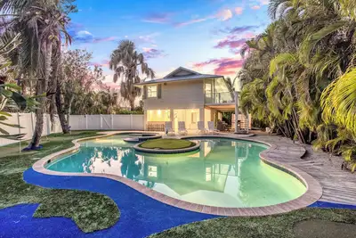 Image de The 19th Hole | Luxury Ami Beach Home - Private Pool & Spa, 7 Hole Putting Green!