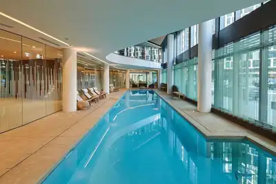 Image de High Rise on Collins with Free Parking Pool Gym