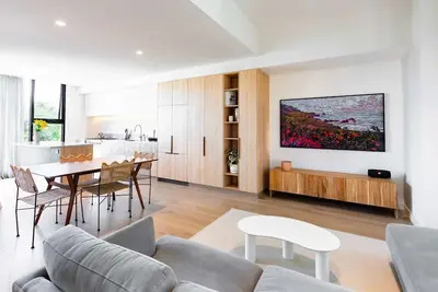 Image de 3 Level Retreat Rooftop Views & Coastal Comfort