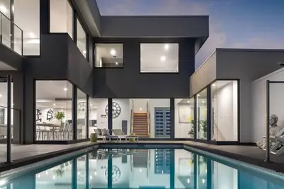Image de Infinity Pool & Fireplaces with Sea View Trees