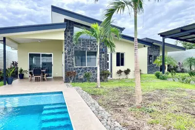 Image de New 3 bed, 3 bath Home + Pool near Beaches