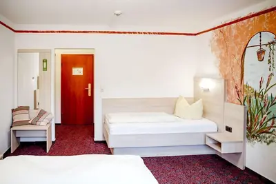 Image de Comfortable and versatile room -perfect for relaxation, work and exchange