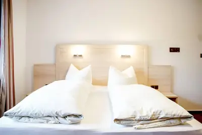 Image de Comfortable and versatile room -perfect for relaxation, work and exchange