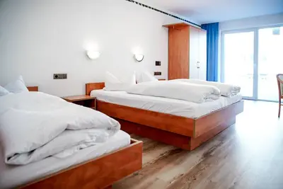 Image de Comfortable and versatile room -perfect for relaxation, work and exchange