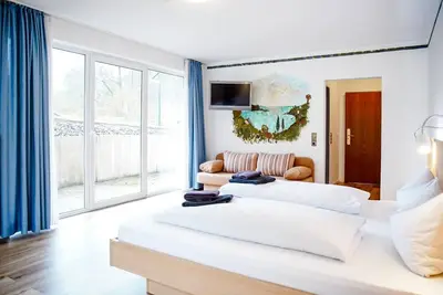 Image de Comfortable and versatile room -perfect for relaxation, work and exchange
